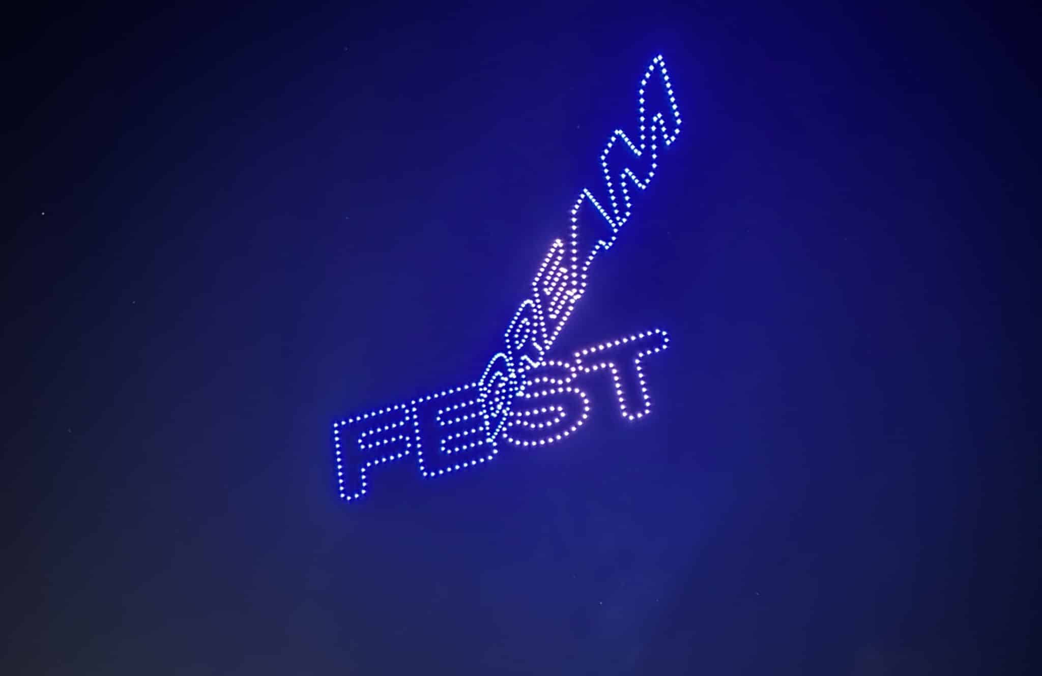 Шоу дронов на улице 